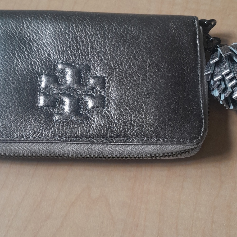 TORY BURCH THEA PWETER Mettalic Wristlet Short Zip Around Wallet - Picture 9 of 16